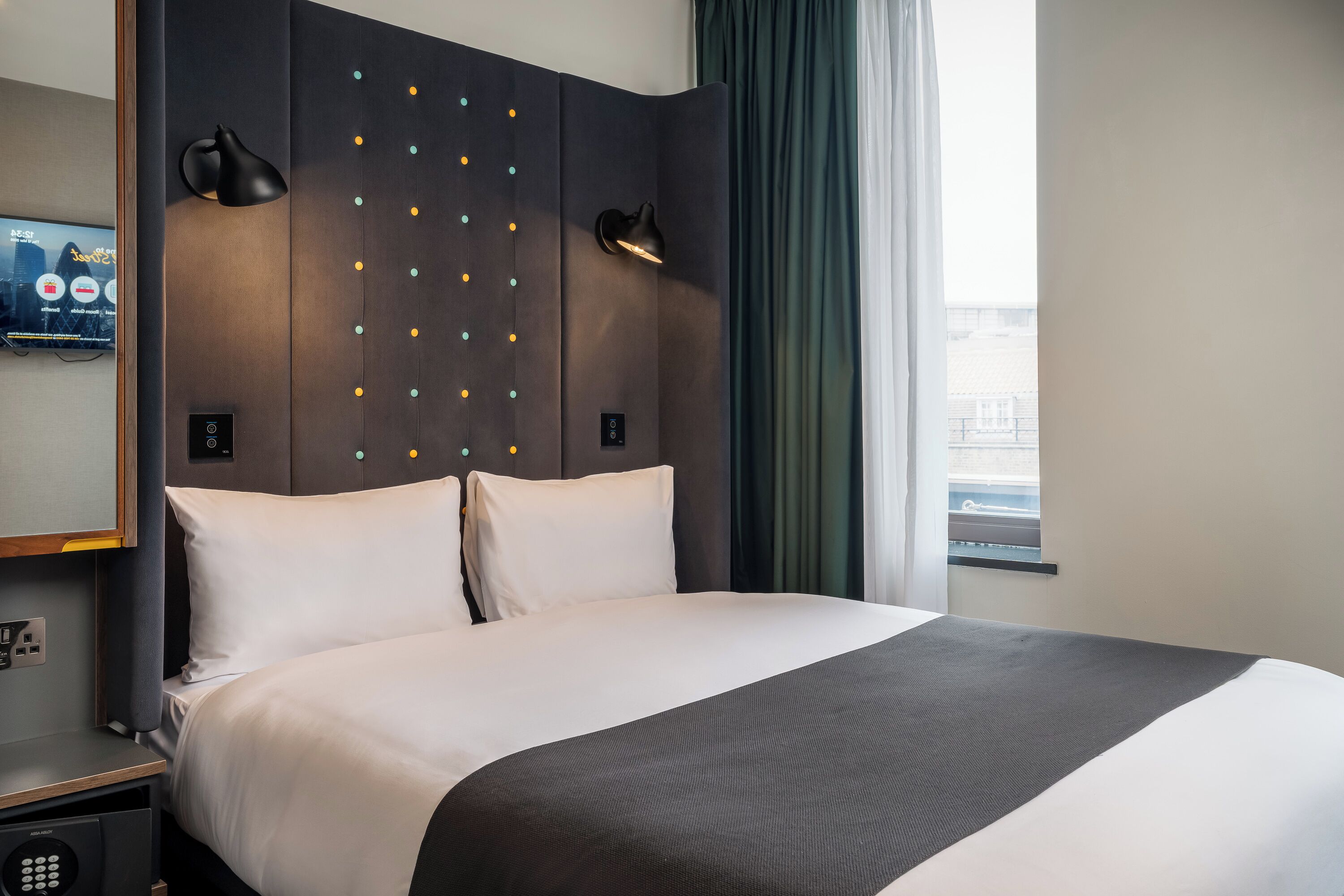 Cosy Double with Window | ตู้นิรภัยในห้องพัก, ผ้าม่านกันแสง, Wi-Fi ฟรี, ผ้าปูที่นอน