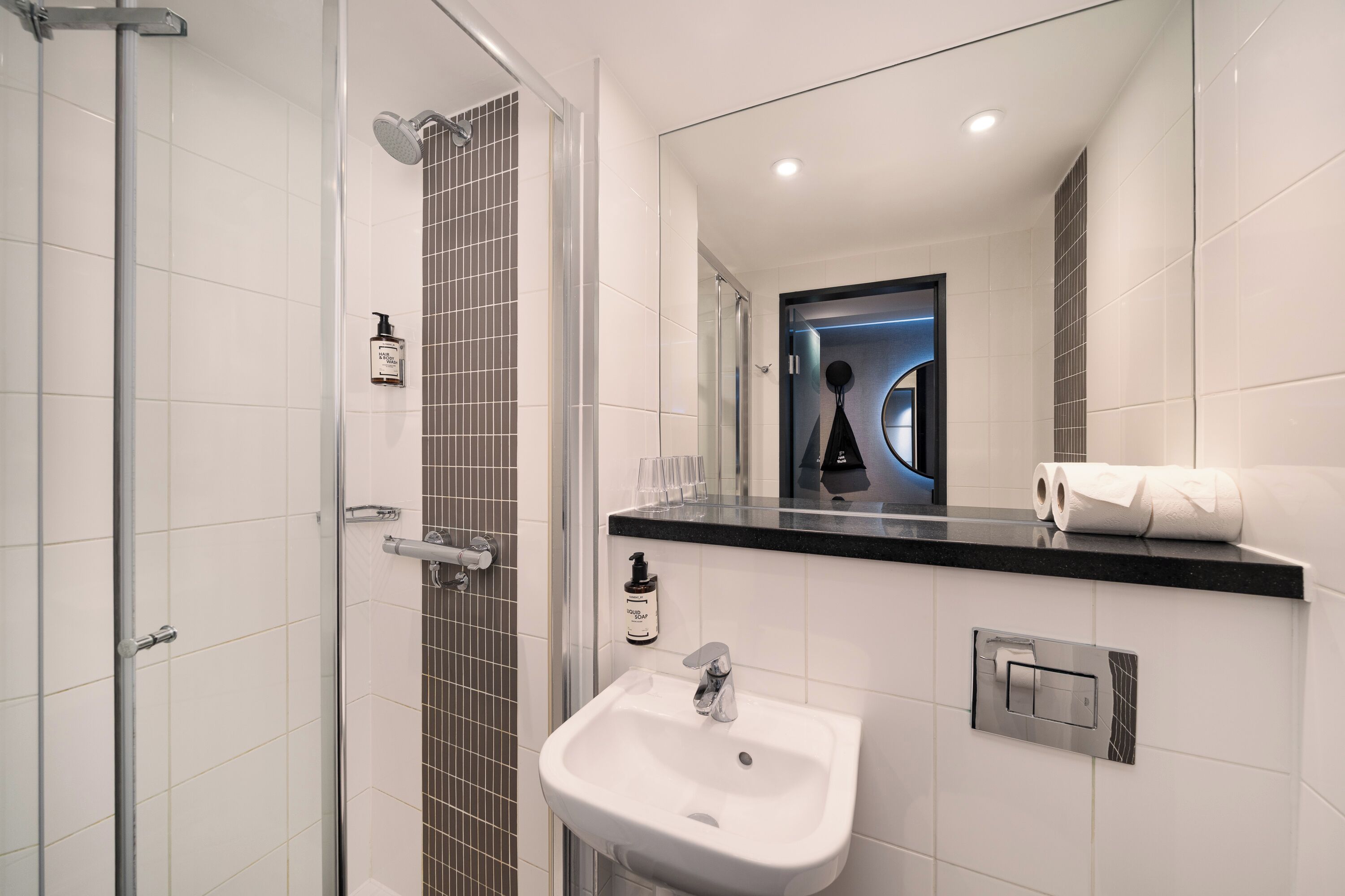 Shower, perlengkapan mandi gratis, pengering rambut, dan handuk