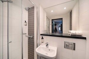 Chuveiro, produtos de toalete grátis, secador de cabelo 