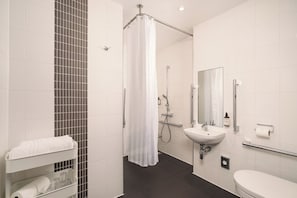 Phòng đôi, phù hợp cho người khuyết tật, không cửa sổ | Phòng tắm | Buồng tắm vòi sen, đồ dùng nhà tắm miễn phí, máy sấy tóc, khăn tắm