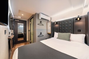 Cosy Double without Window | Cofres nos quartos, escrivaninha, cortinas blackout, Wi-Fi de cortesia