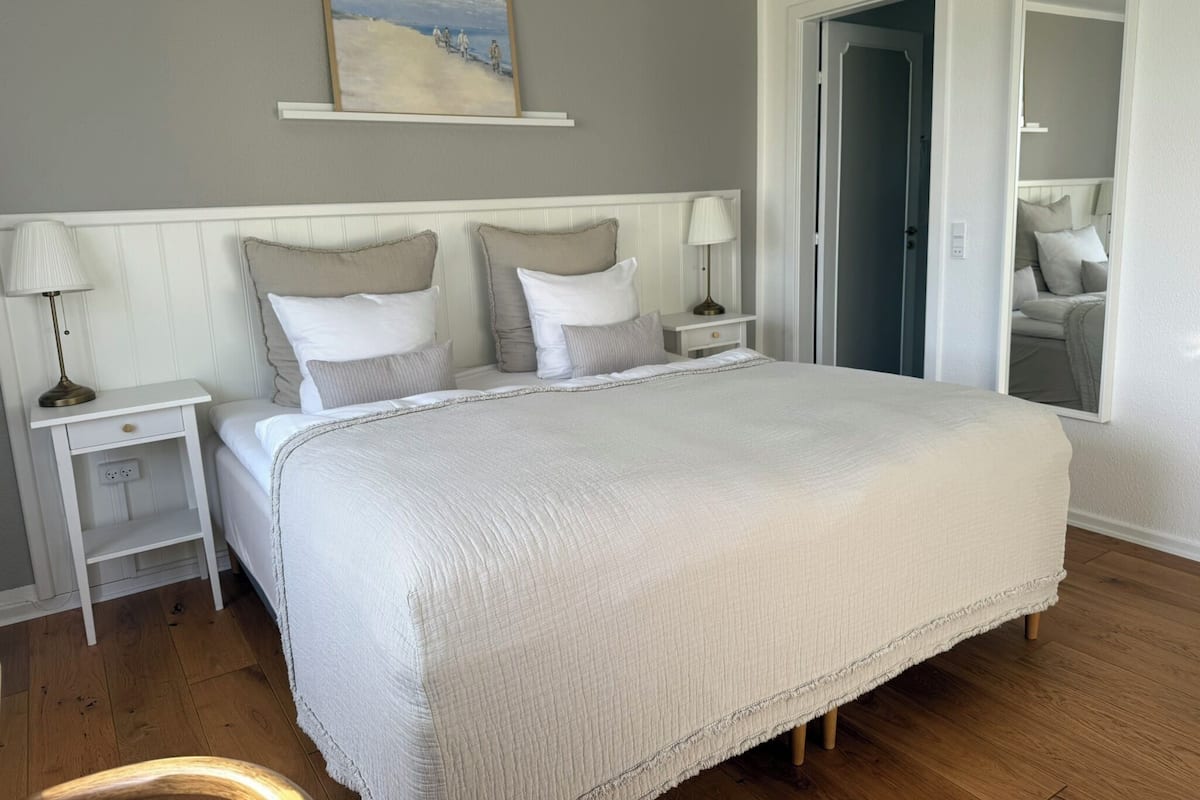 高档床上用品、加厚床垫、迷你吧、特色装修