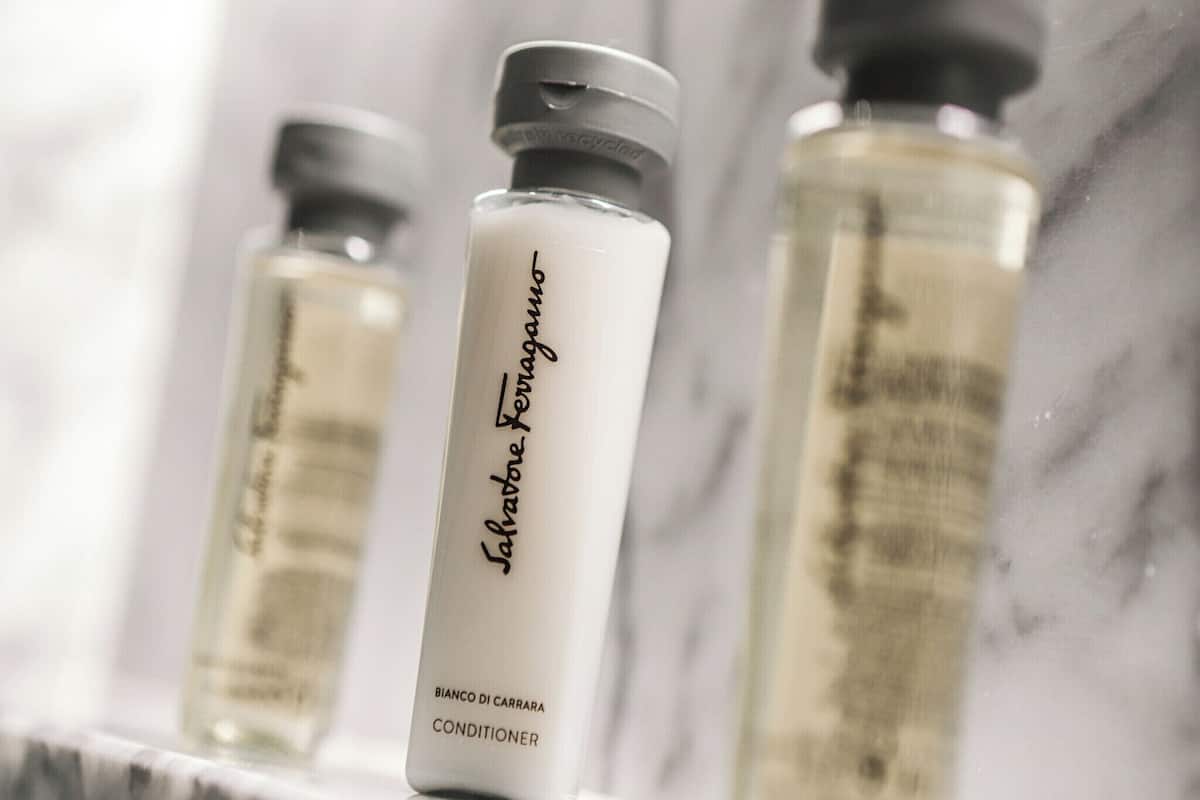 Regadera tipo lluvia, amenidades de baño gratuitas, secadora de cabello