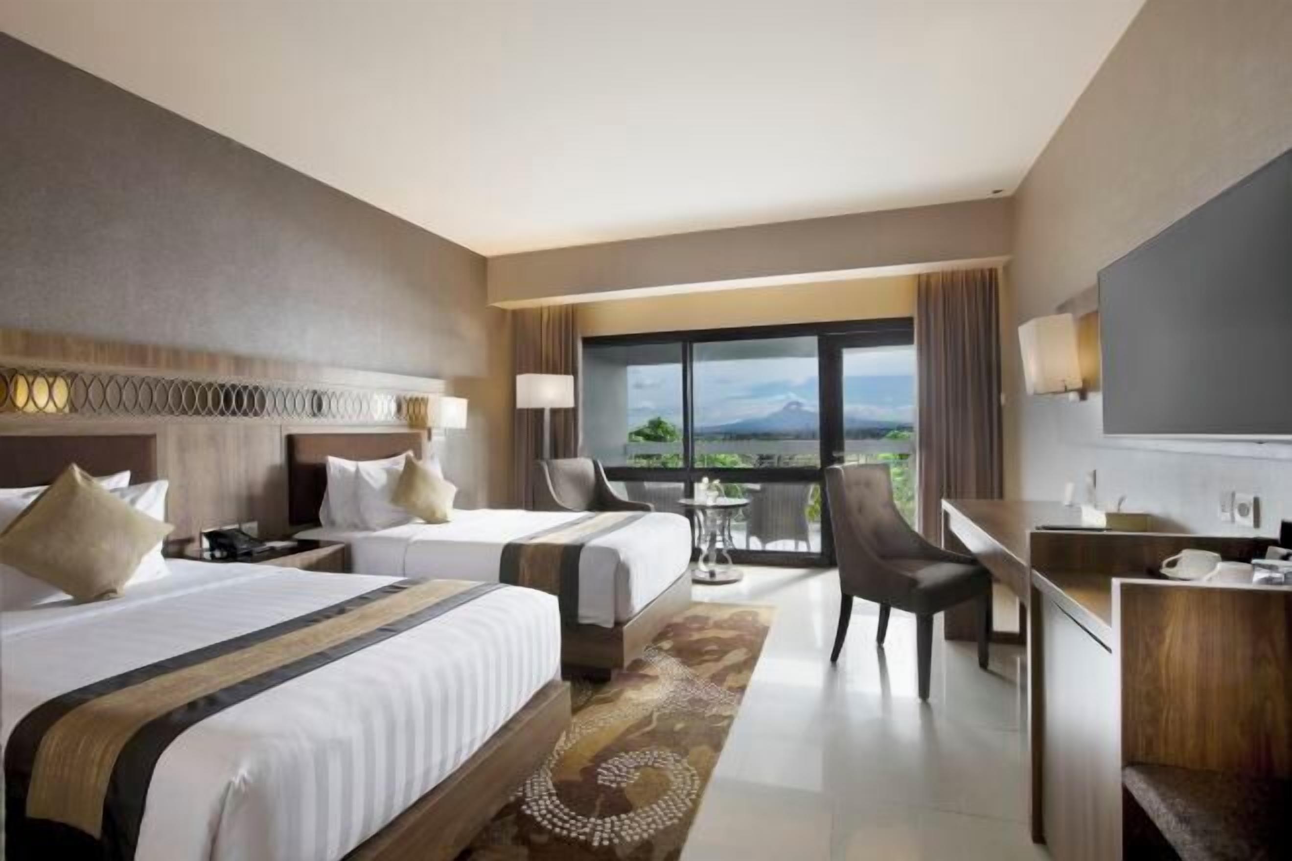 Premium bedding, minibar, in-room safe, desk