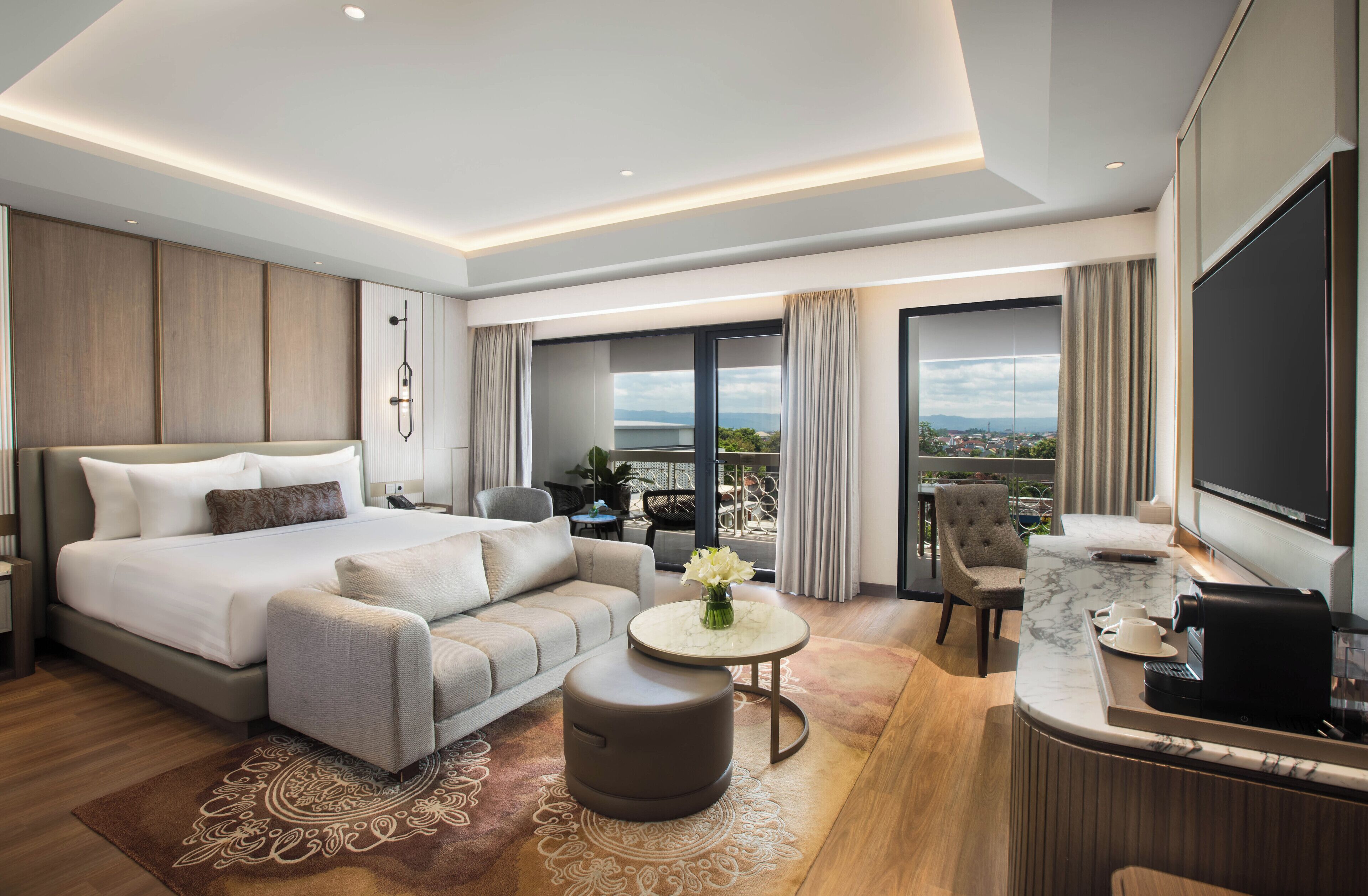 Junior Suite | Peralatan tempat tidur premium, bar mini, peti besi dalam bilik, meja 