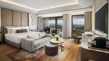 Junior Suite | Peralatan tempat tidur premium, bar mini, peti besi dalam bilik, meja