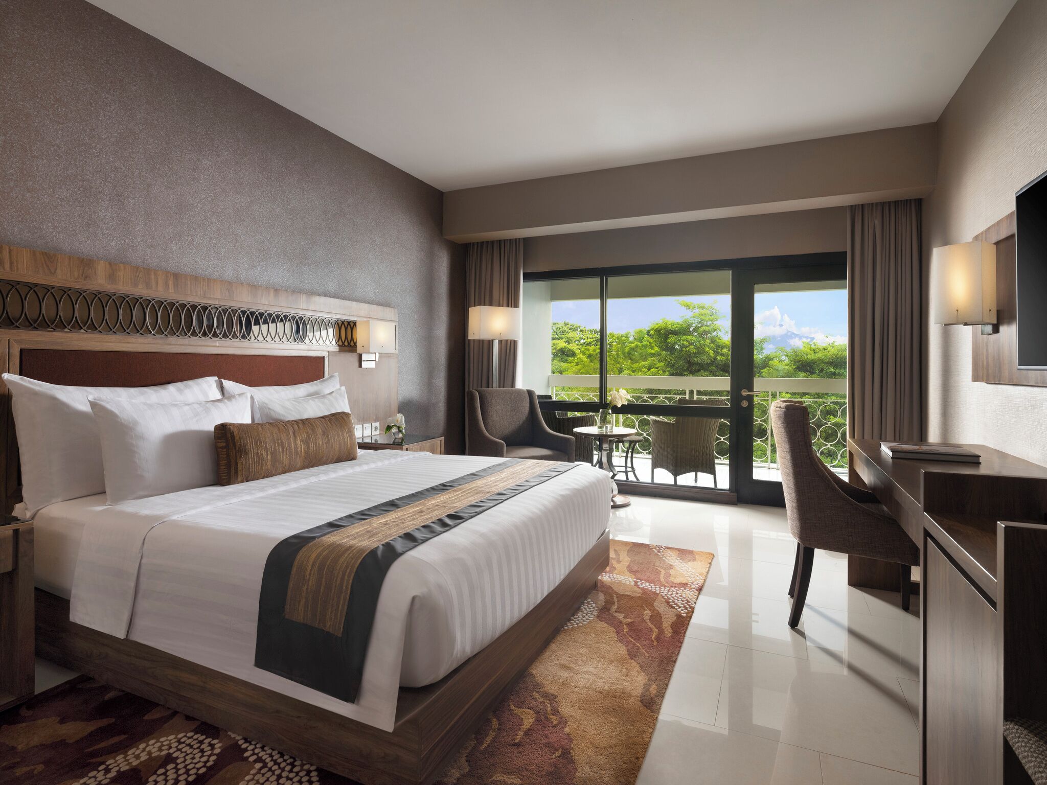 Chambre Premier double | Literie de qualité, minibar, coffre-fort, bureau