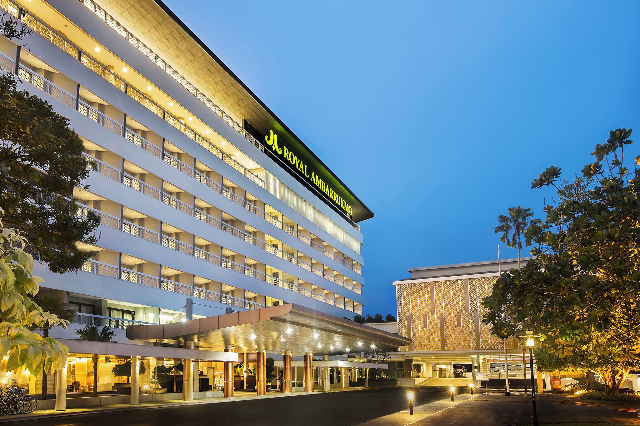 A multi-story hotel with a prominent sign reading "ROYAL AMARRAKMO".