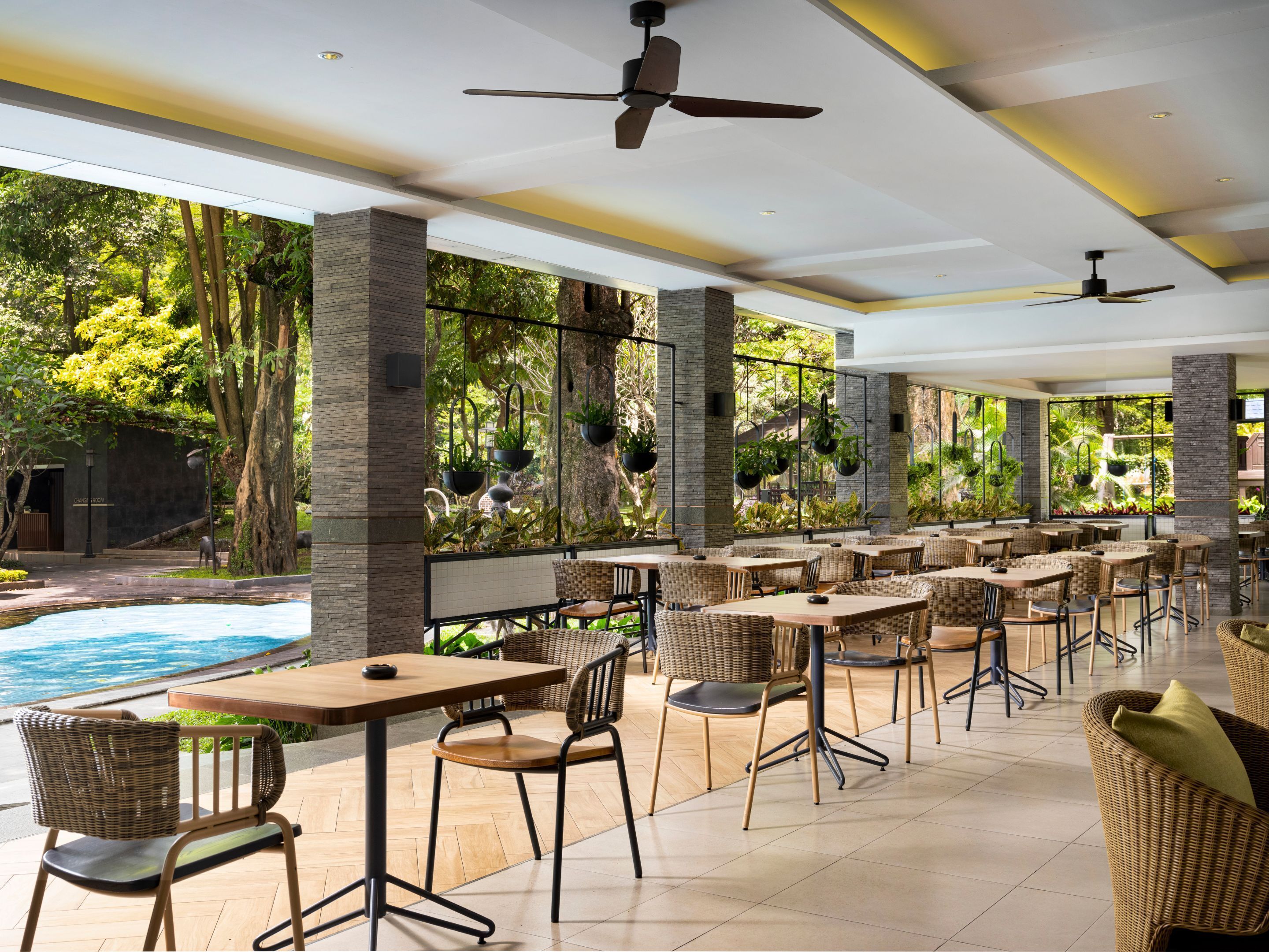 2 restaurantes, se sirve desayuno 