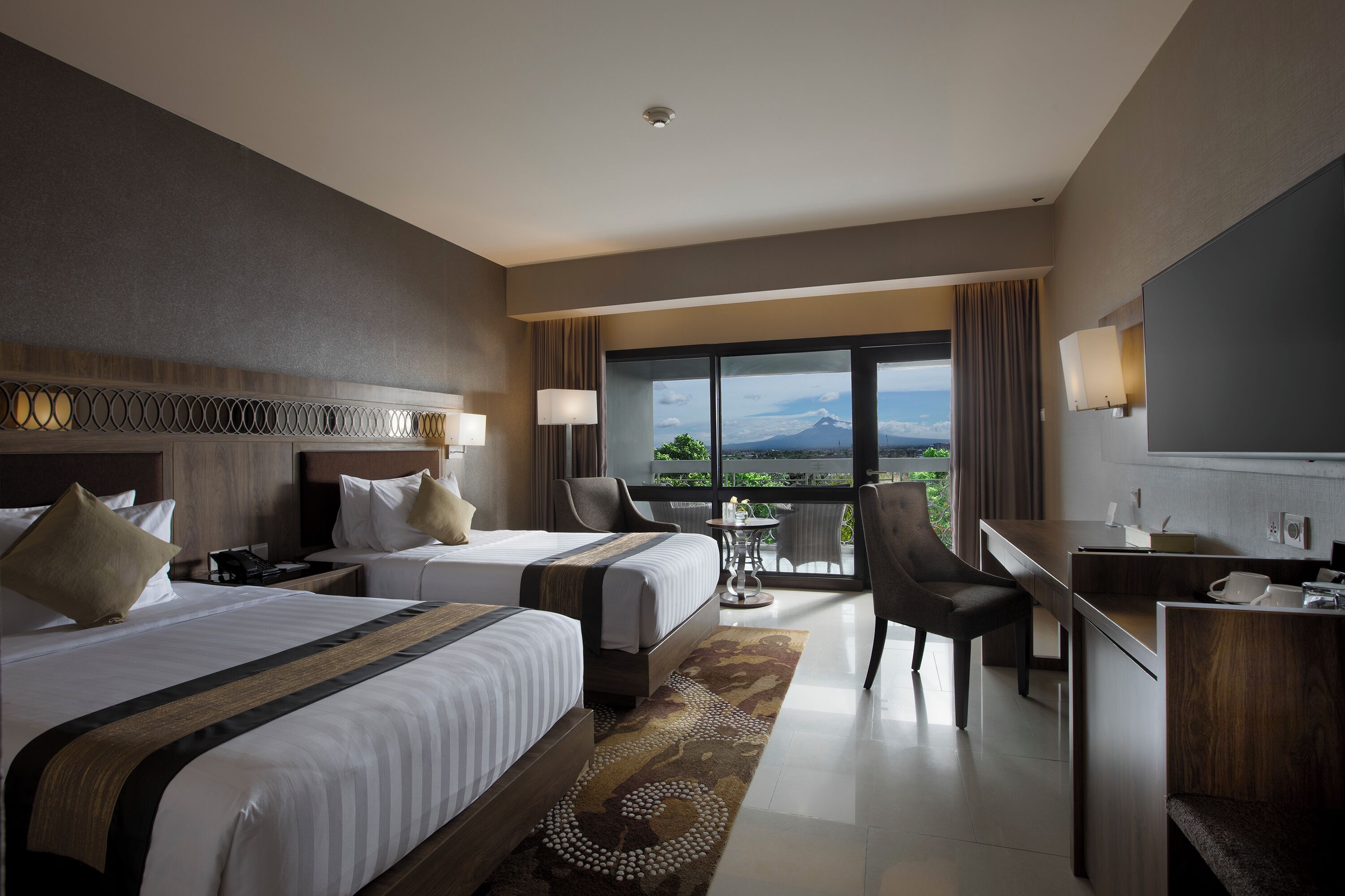 Premier Twin Room | Premium bedding, minibar, in-room safe, desk
