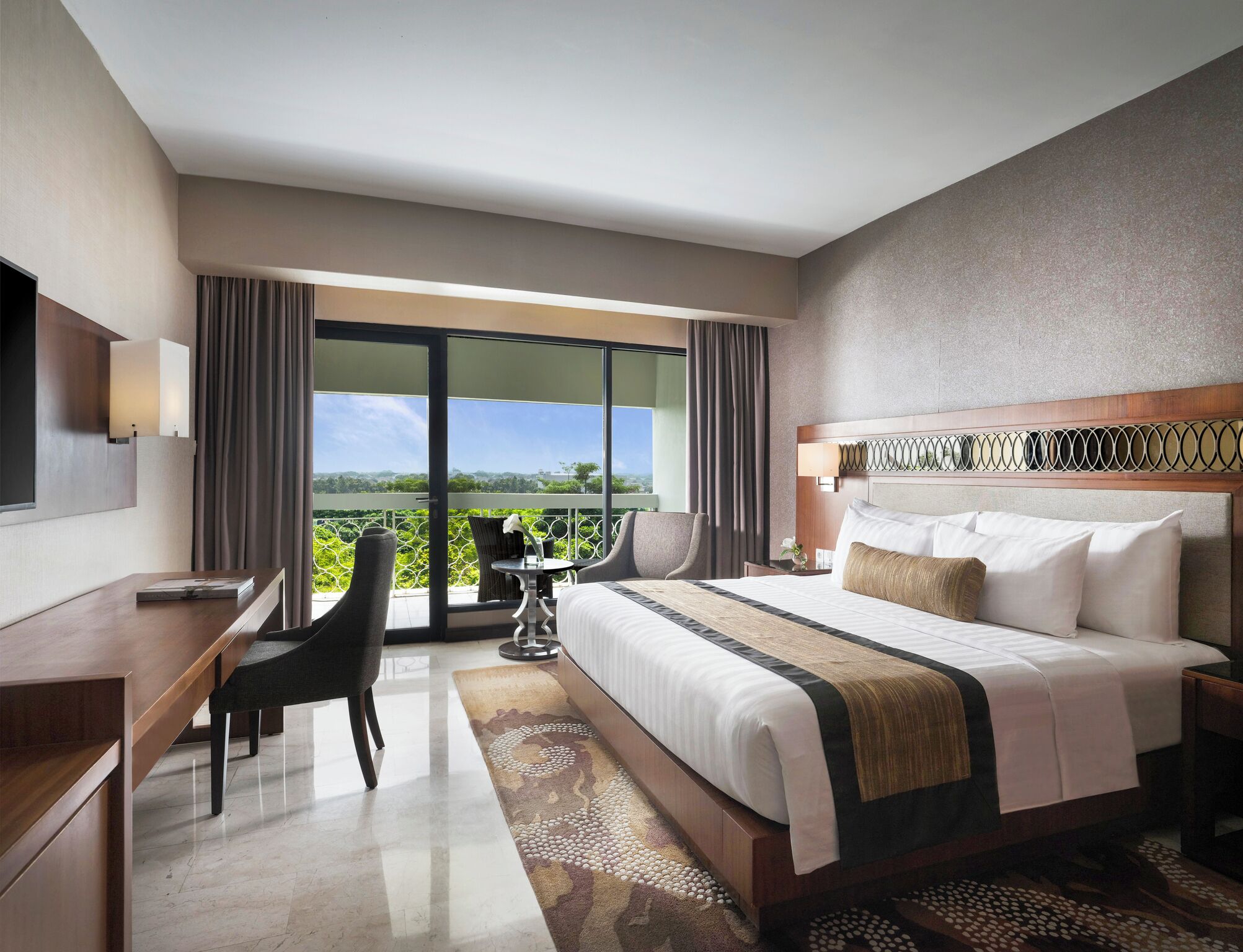 Studio | Premium bedding, minibar, in-room safe, desk