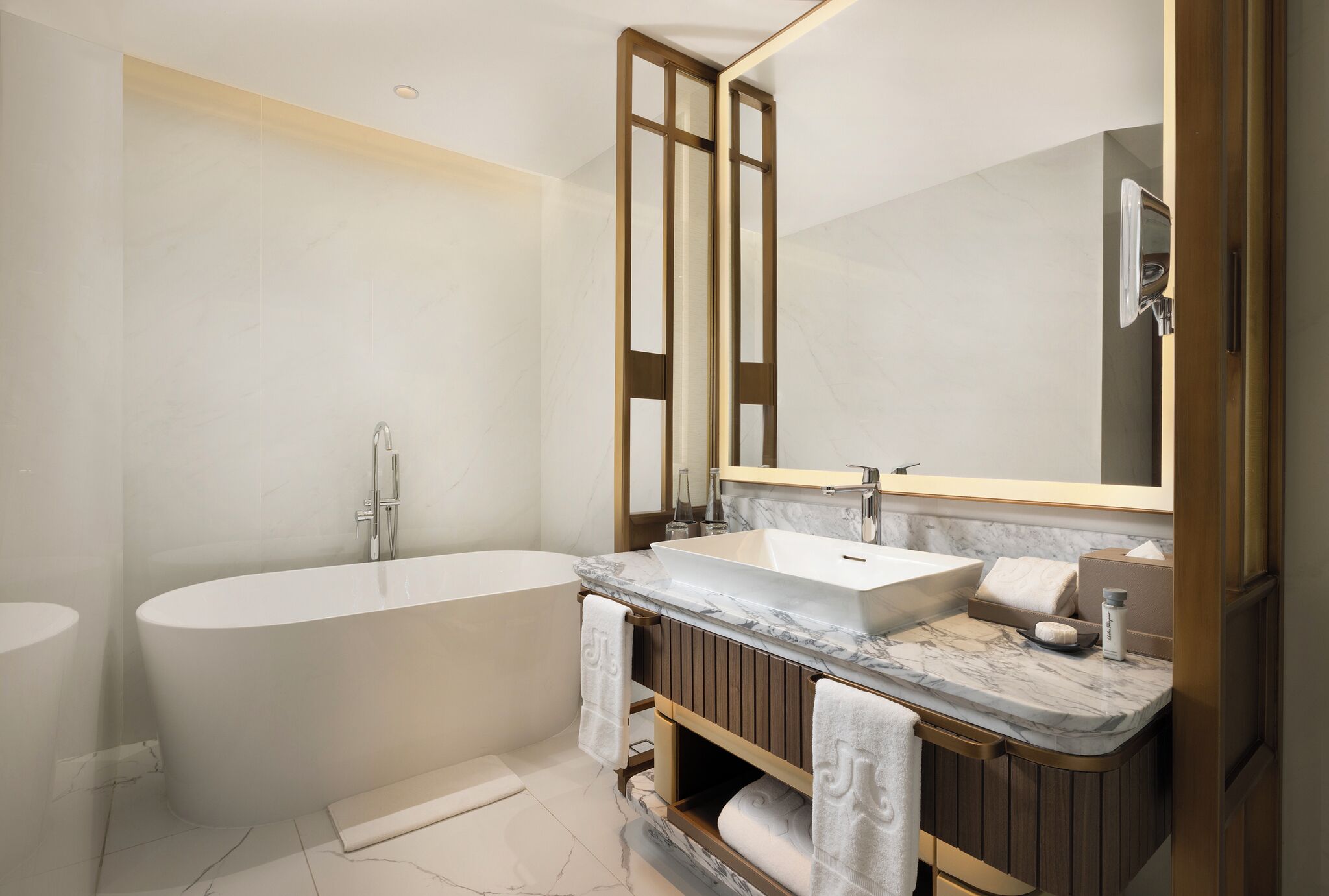 Executive Suite | Bathroom | Rainfall showerhead, free toiletries, hair dryer, slippers