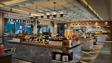 Desayuno buffet diario (IDR 288000 por persona)