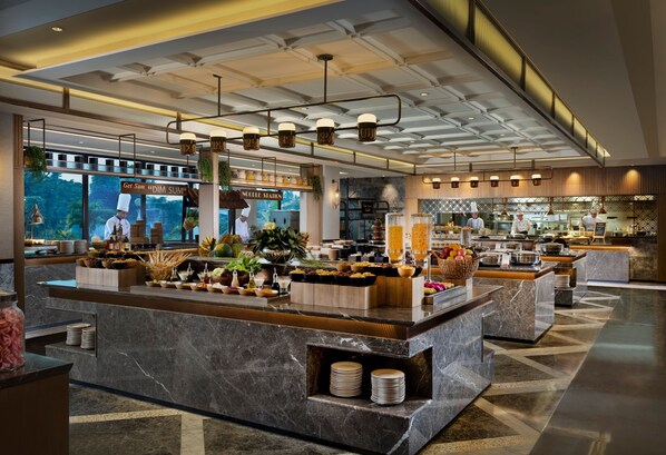 Desayuno buffet (IDR 288000 por persona)