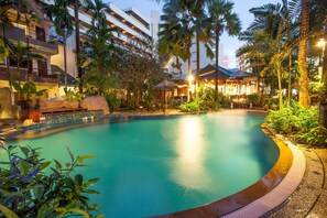 Piscina all'aperto, cabine incluse nel prezzo, ombrelloni da piscina