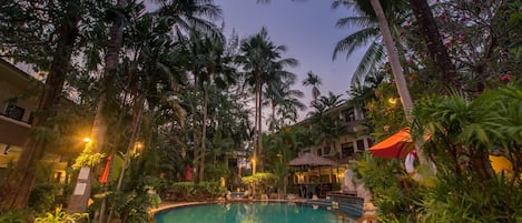 Una piscina al aire libre, cabañas de piscina gratuitas, sombrillas