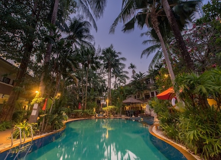 Outdoor pool, free cabanas, pool umbrellas