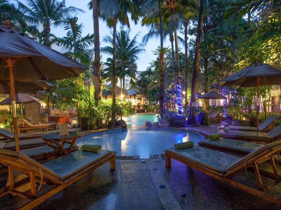 Una piscina al aire libre, camas de piscina gratis, sombrillas
