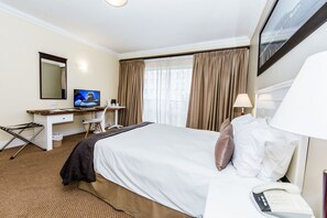 Habitación ejecutiva, 1 cama doble | Caja fuerte, escritorio, tabla de planchar con plancha y wifi gratis