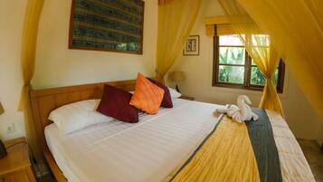 Executive kamer, 1 kingsize bed, niet-roken, uitzicht op zwembad | Een minibar, een kluis op de kamer, individueel gedecoreerd