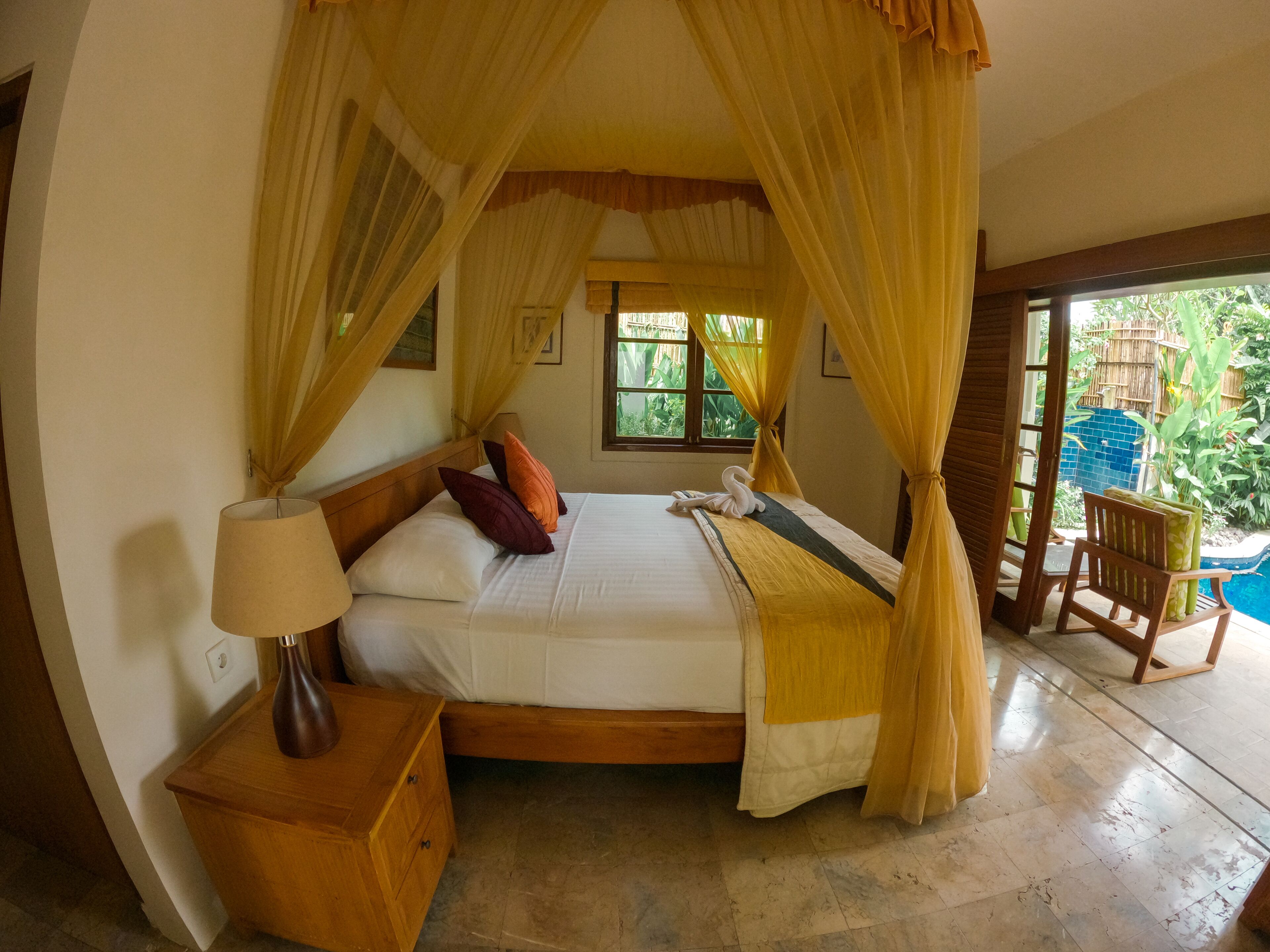 executive room, 1 king bed, non smoking, pool view | 1 bedroom, minibar, in-room safe, individually decorated