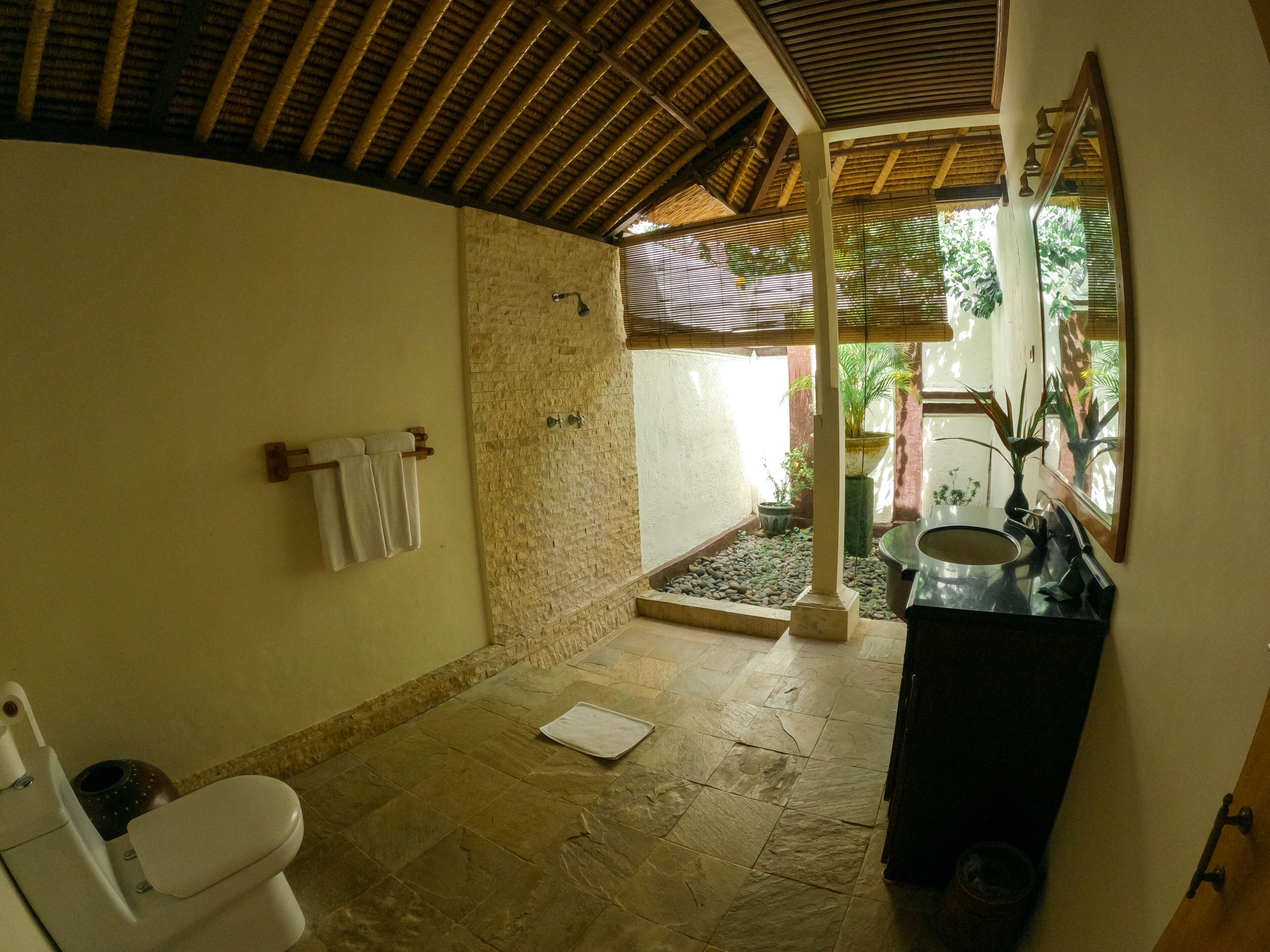 executive room, 1 king bed, non smoking, pool view | 1 bedroom, minibar, in-room safe, individually decorated