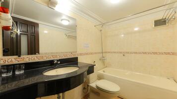 Deluxe Twin Room | Bathroom