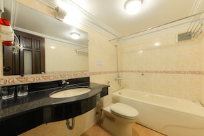 Quarto duplo luxo | Banheiro | Banheira, produtos de toalete grátis, secador de cabelo, chinelos