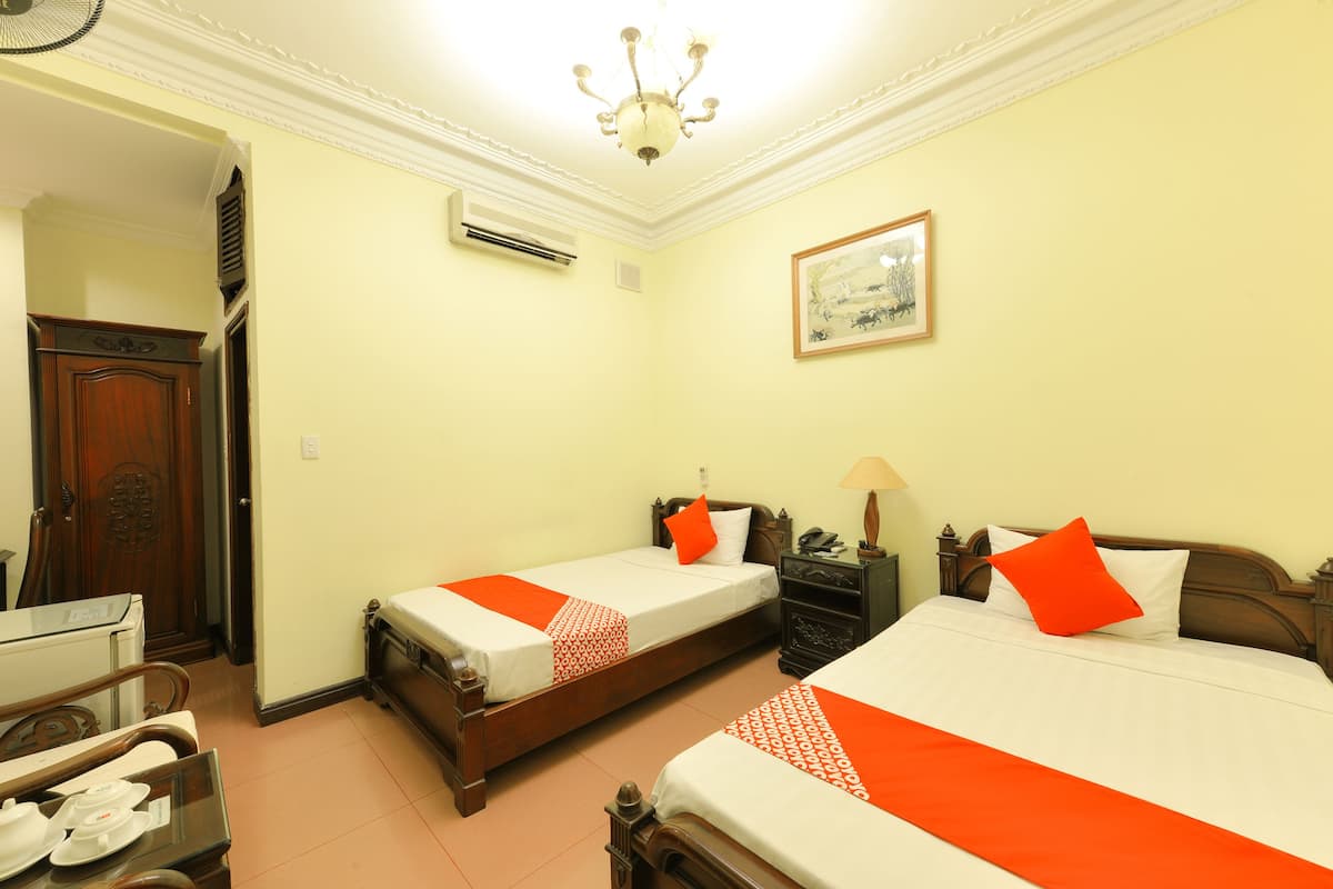Deluxe Twin Room | Minibar, in-room safe, desk, laptop workspace