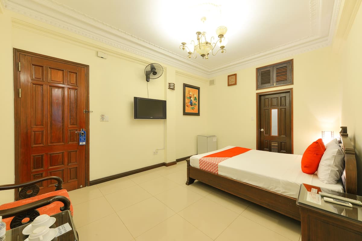 Executive Suite | Minibar, in-room safe, desk, laptop workspace