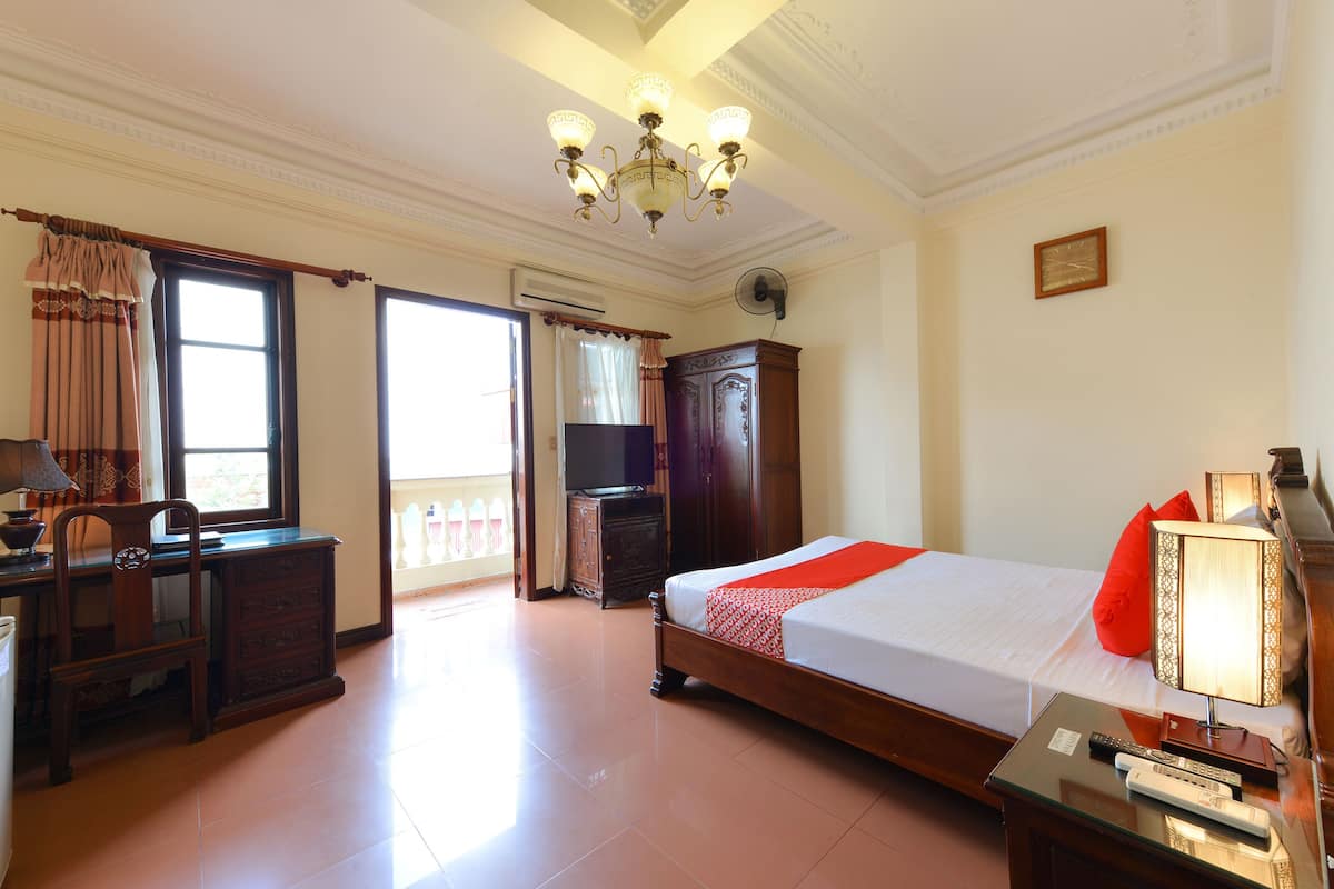 Junior Suite, Balcony, City View | Minibar, in-room safe, desk, laptop workspace