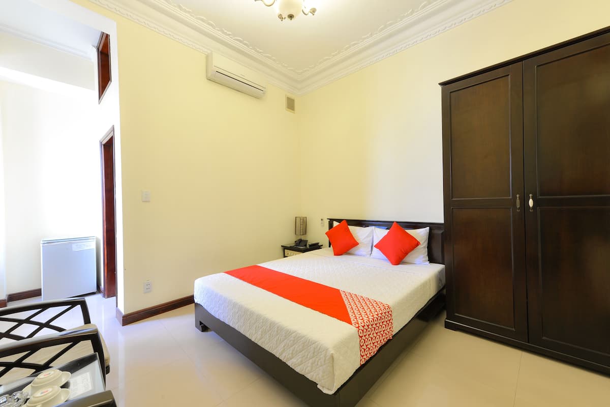 Deluxe Double Room | Minibar, in-room safe, desk, laptop workspace