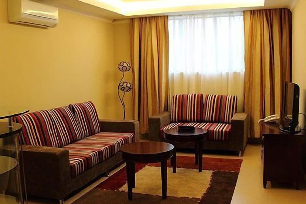 executive suite | living area | 32-inch lcd tv with satellite channels, tv