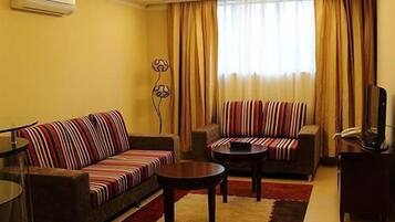 Executive suite | Woonruimte | Een 32-inch lcd-televisie met satellietzenders en televisie