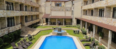 Piscine extérieure, cabanons gratuits, chaises longues