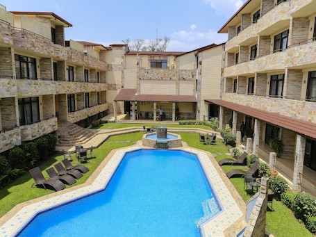 Outdoor pool, free pool cabanas, pool loungers. Roca Golf Hotel