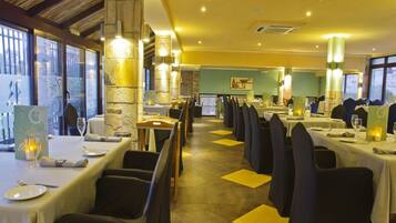 Serveert ontbijt, lunch, diner, uitzicht op het zwembad