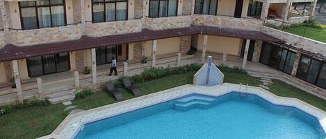 Piscine extérieure, cabanons gratuits, chaises longues