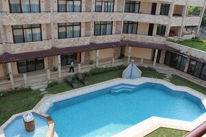 Una piscina al aire libre, camas de piscina gratis