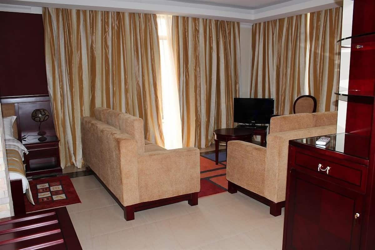 comfort room | bathroom amenities | combined shower/bathtub, deep-soaking bathtub, designer toiletries