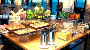 Una mesa de buffet con diversos alimentos y condimentos.