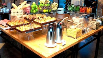 Petit-déjeuner, déjeuner et dîner servis sur place, vue sur la piscine