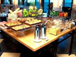 供应早餐、午餐和晚餐，泳池景观