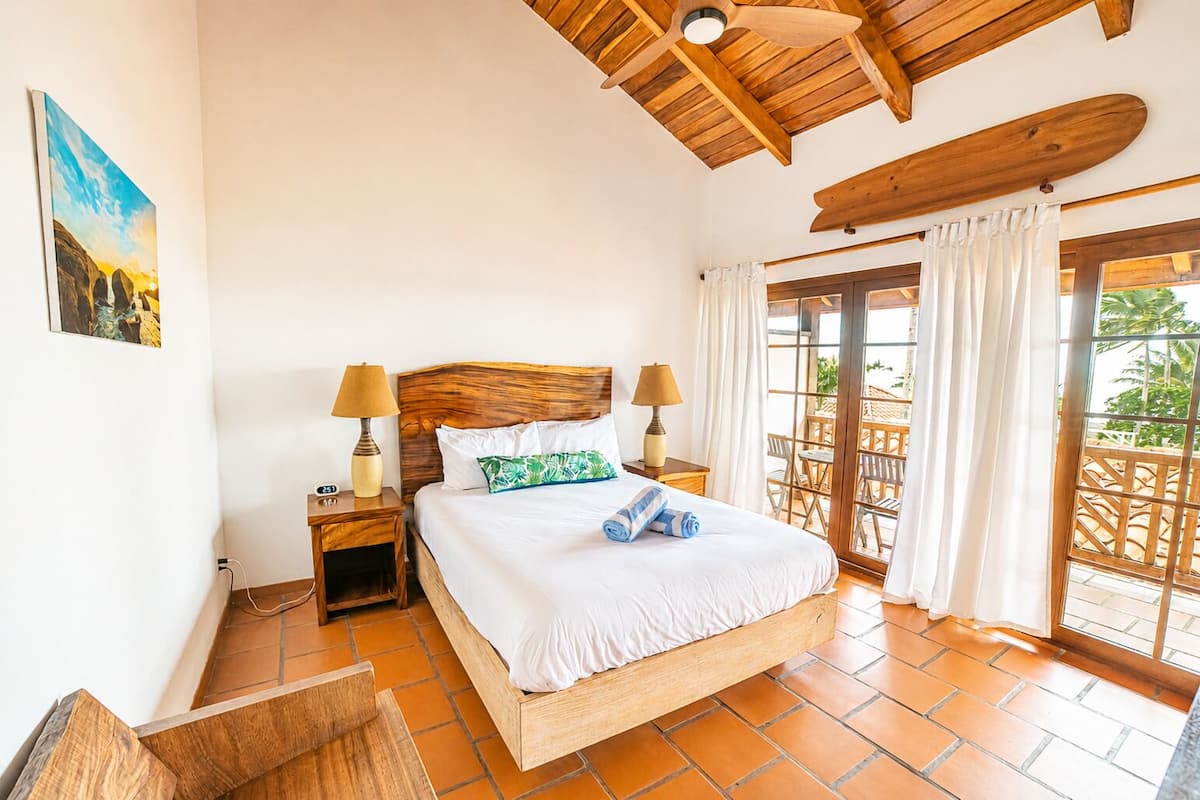 Room | Premium bedding, down comforters, pillowtop beds, WiFi (free)