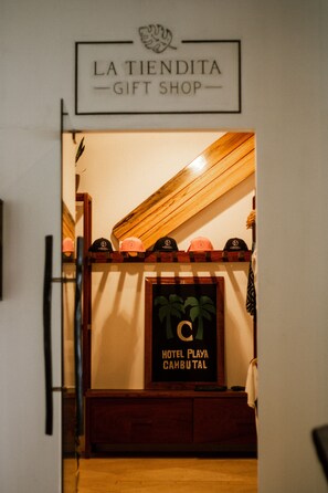 Gift shop - Hotel Playa Cambutal    (Cambutal)
