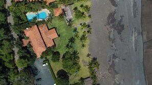 PĂ„ stranden, svart sandstrand, strandhanddukar och strandbarer
