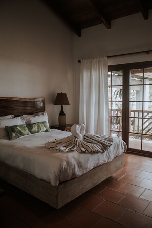 Premium bedding, down duvets, pillow-top beds, free WiFi - Hotel Playa Cambutal    (Cambutal)