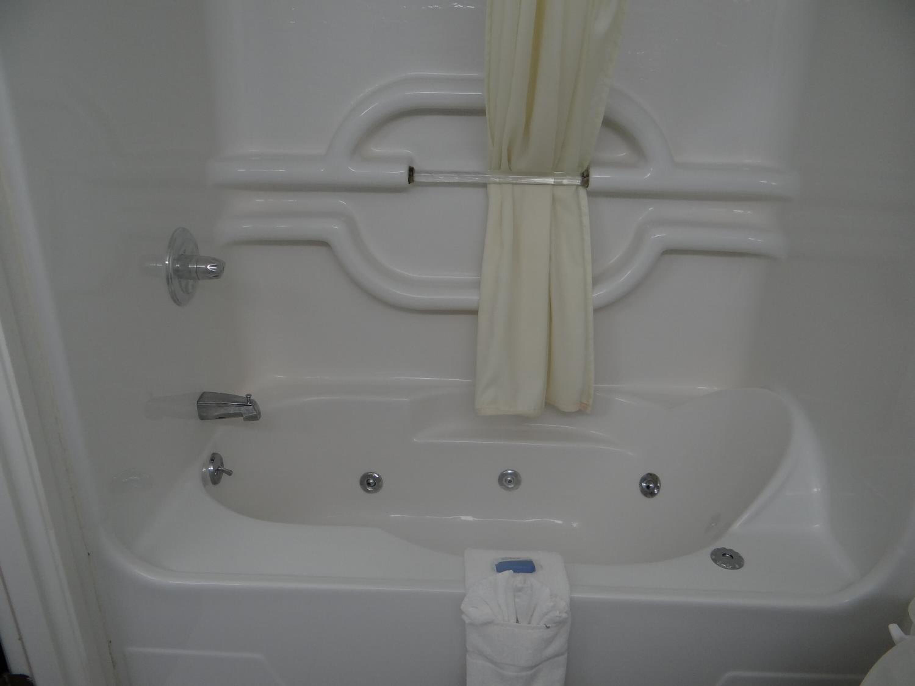 combined shower/bathtub, hair dryer