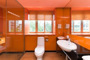 親子大小床房 | 浴室 | 淋浴設備、風筒、拖鞋、提供毛巾