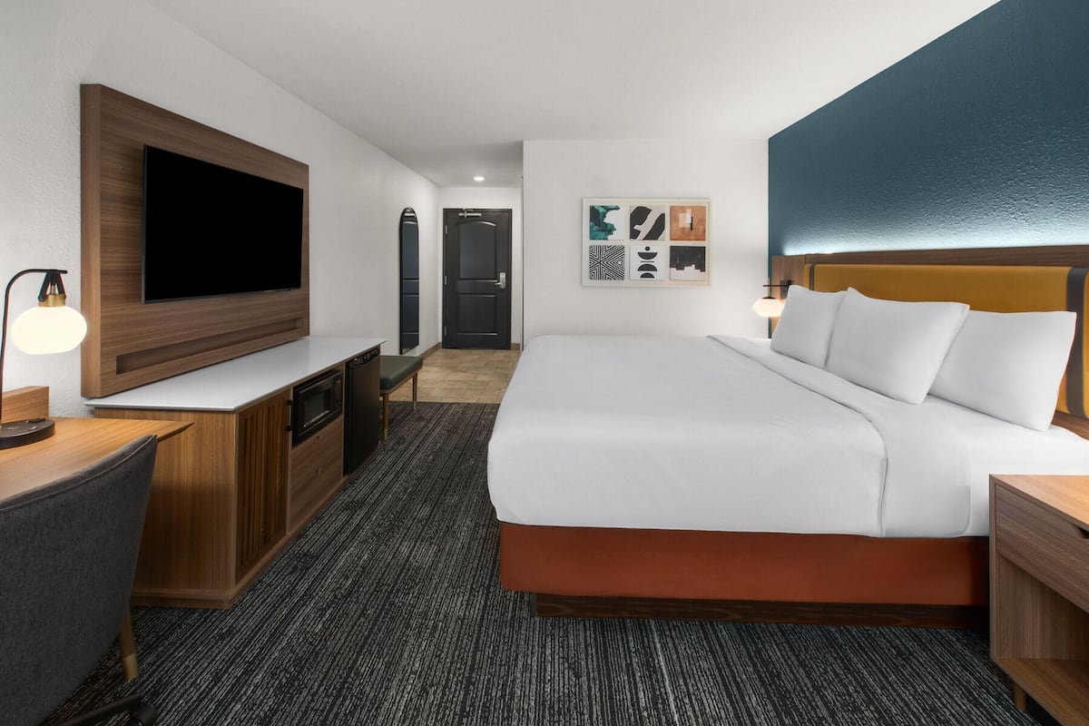 Habitación, 1 cama King size, acceso para personas con movilidad reducida, para no fumadores | Ropa de cama de alta calidad, edredón y camas con pillow-top